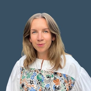 Emma blå bakgrund