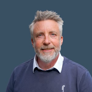 Headshot mörkblå bakgrund-1